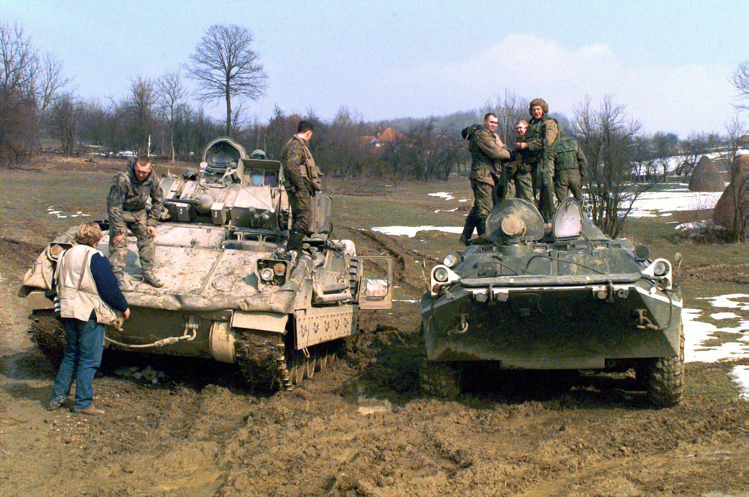 ボスニアの町ズヴォルニク周辺を合同でパトロールするロシア軍とアメリカ軍(1996年2月29日の午後)